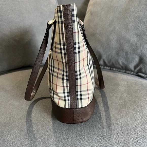 💕PRICE REDUCTION💕 Pre-loved! BURBERRY tote bag. - Picture 4 of 13